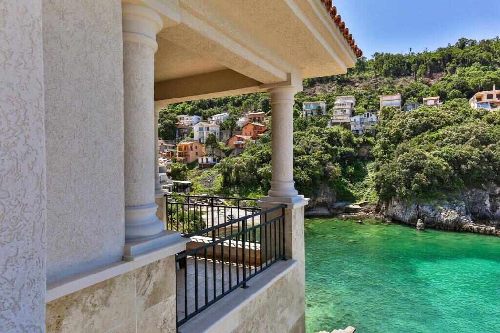 Balcony above the turquoise water at Regina del Mare