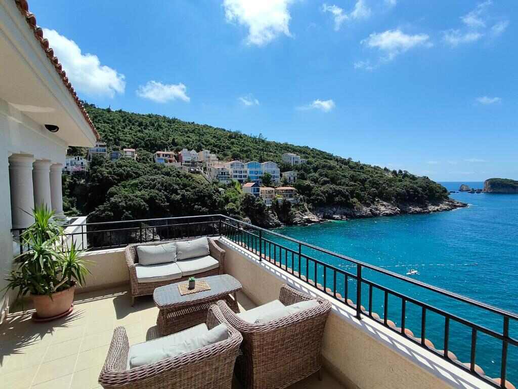 Terrace overlooking the bay at Regina del Mare